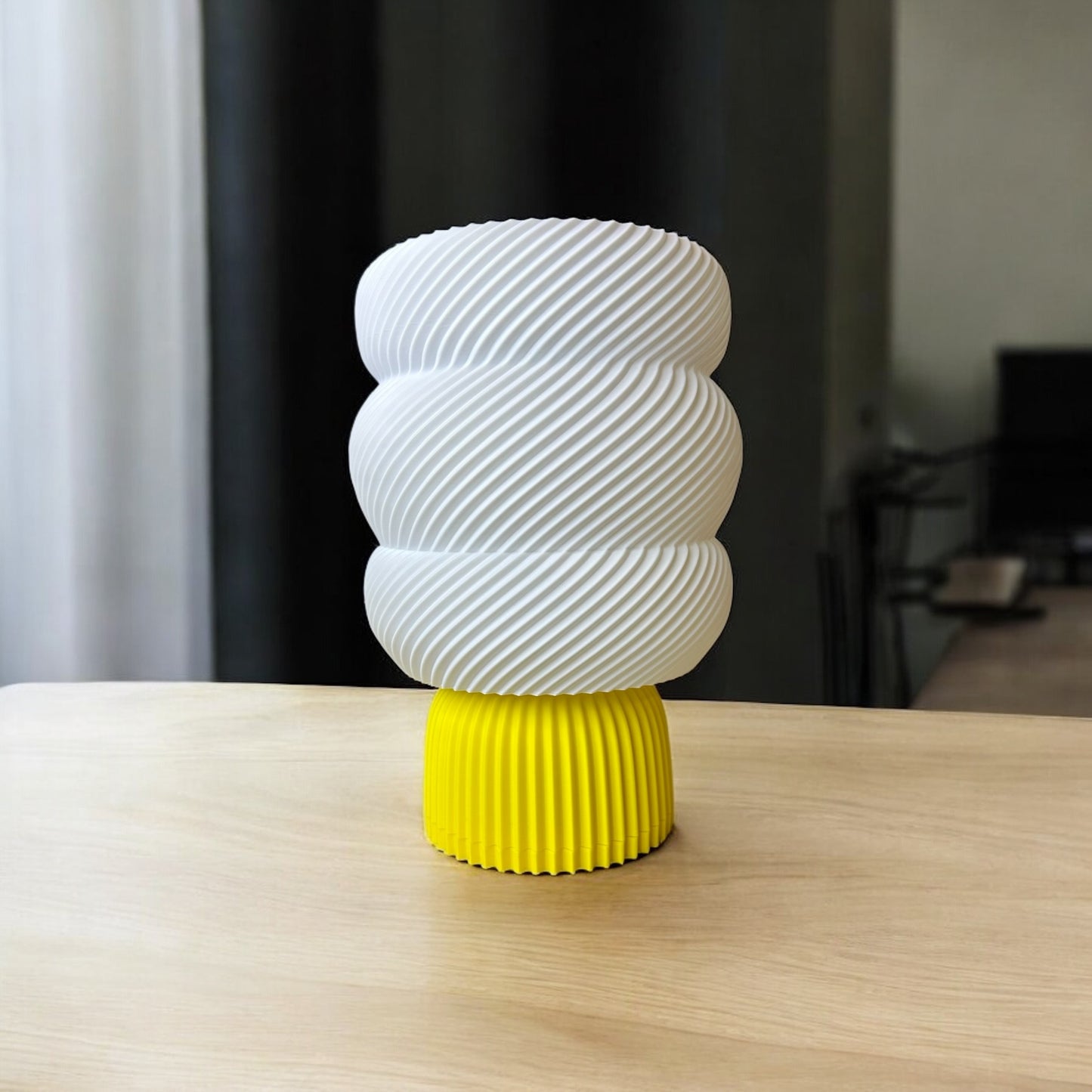 Masa Lambası Modern Spiral – Sarı Tabanlı Tasarım Abajur | Kabuk Factory Tasarımı