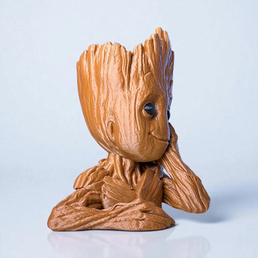 Groot Ağaç Figür Saksı & Dekoratif Obje – Sevimli Tasarım | Kalemlik Olarak Kullanılabilir | Kabuk Factory Üretimi