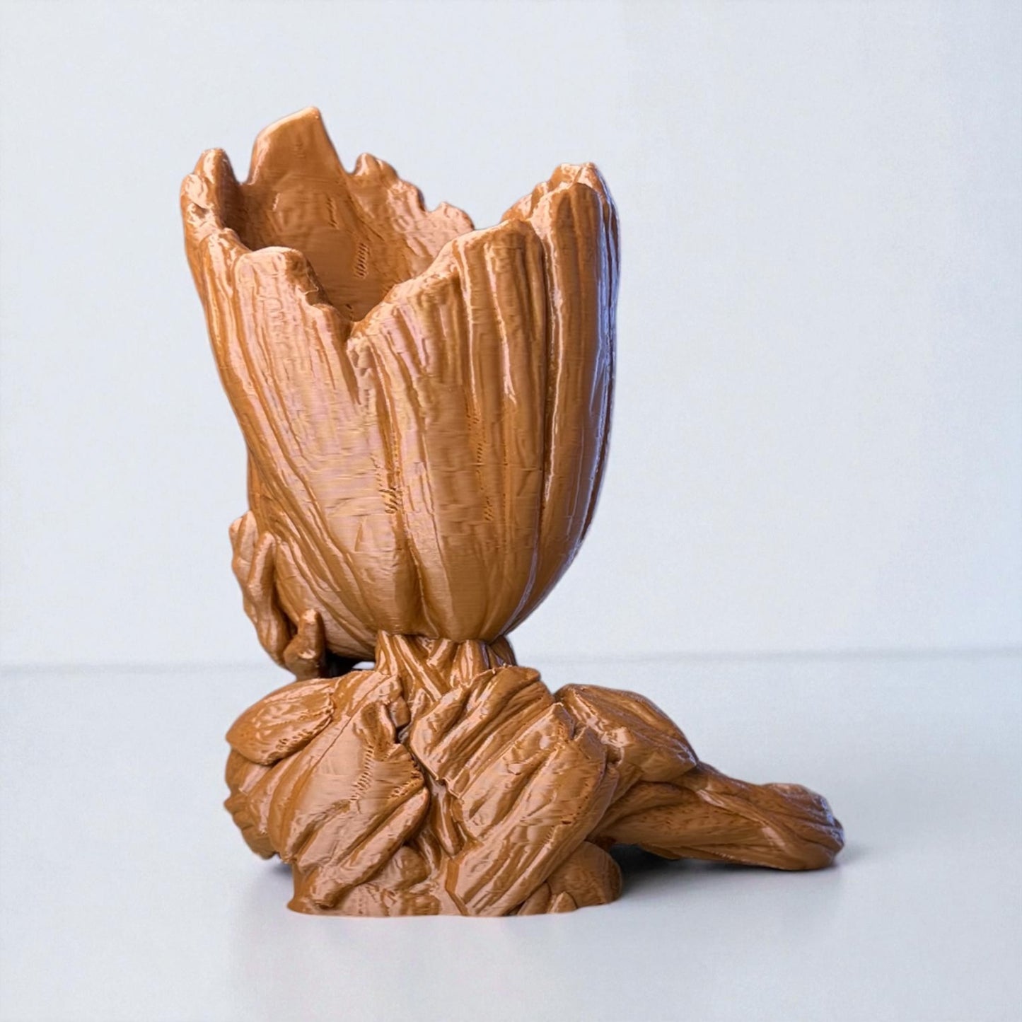 Groot Ağaç Figür Saksı & Dekoratif Obje – Sevimli Tasarım | Kalemlik Olarak Kullanılabilir | Kabuk Factory Üretimi