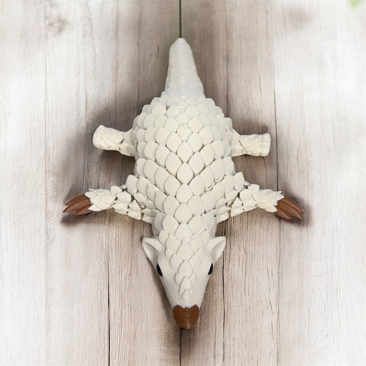 Fildişi Kıvrım – Çağdaş Pangolin Heykeli | Kabuk Factory Tasarımı