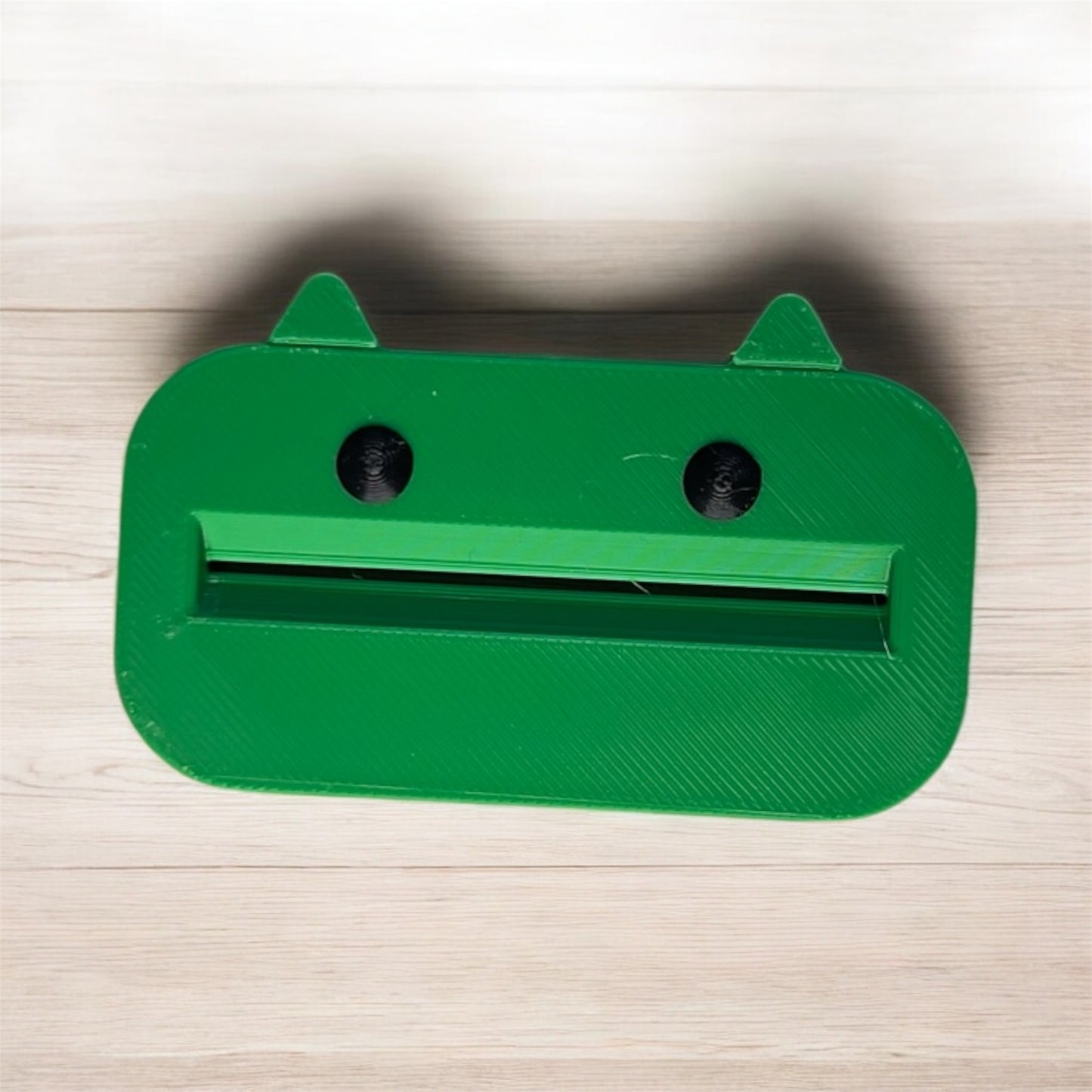 Yeşil Macun Canavarı” – Diş Macunu Sıkma Aparatı | Kabuk Factory Tasarımı