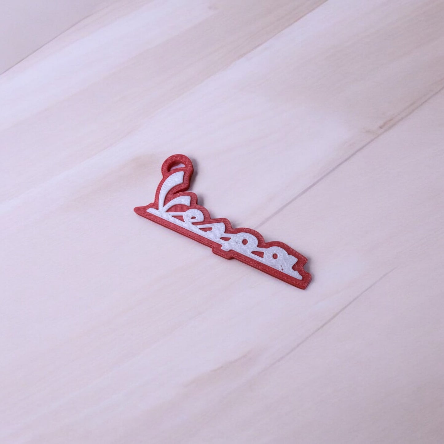 Vespa Logolu Renkli Anahtarlık – Retro Tarz | Kabuk Factory Tasarımı