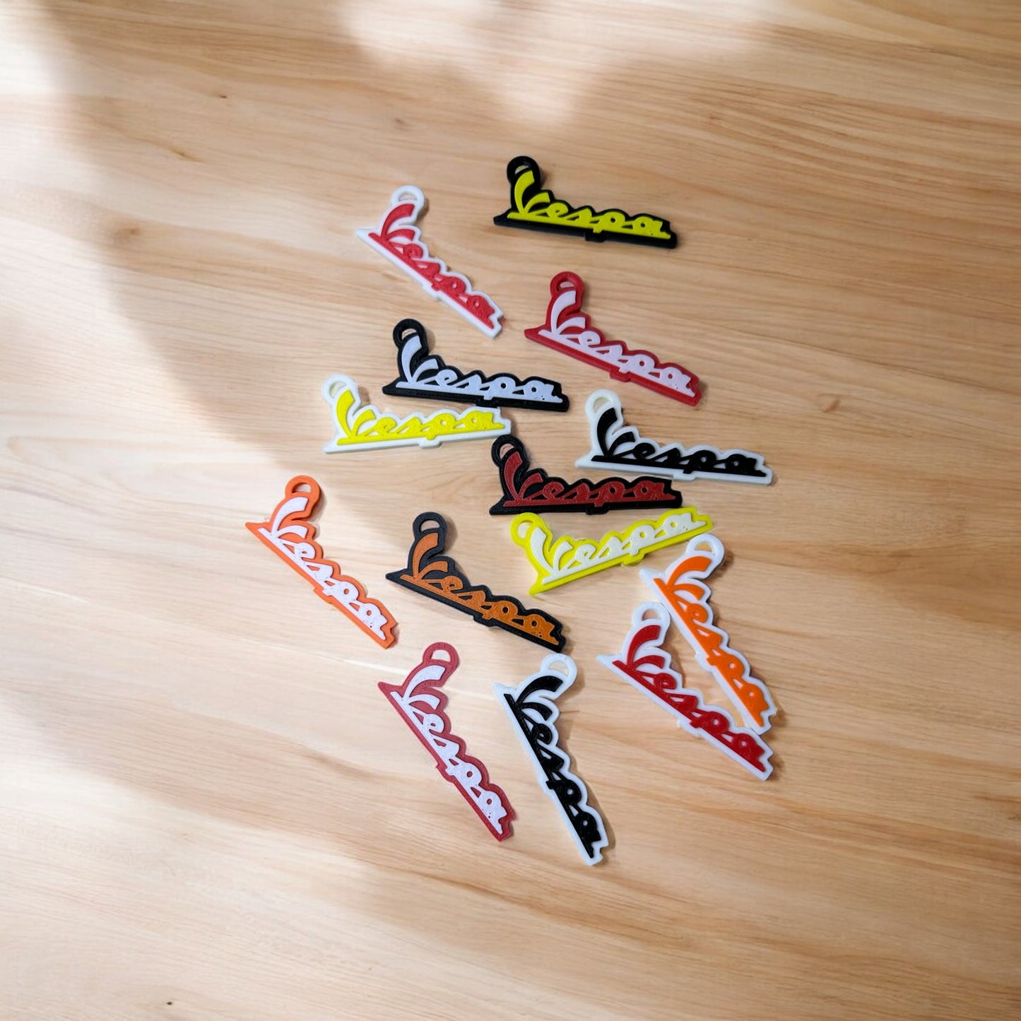 Vespa Logolu Renkli Anahtarlık – Retro Tarz | Kabuk Factory Tasarımı