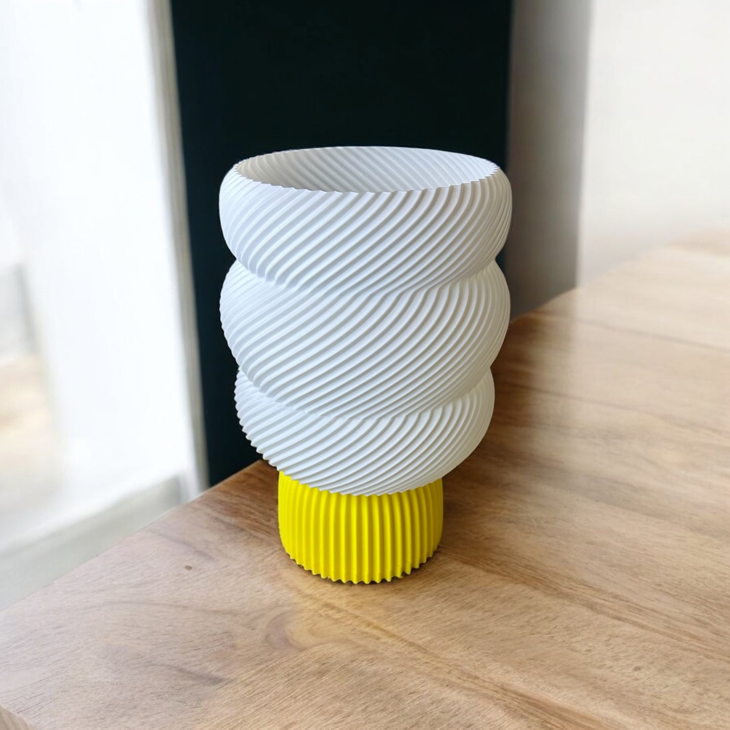 Masa Lambası Modern Spiral – Sarı Tabanlı Tasarım Abajur | Kabuk Factory Tasarımı