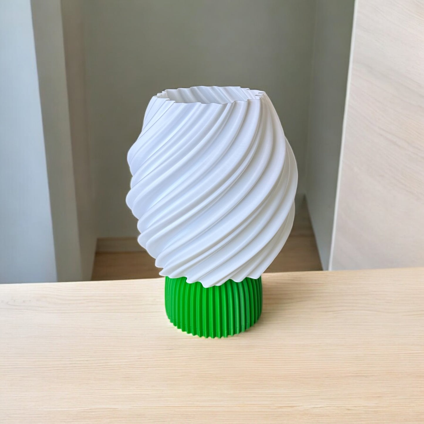 Spiral Tasarım Masa Lambası – Yeşil Tabanlı | Kabuk Factory Tasarımı