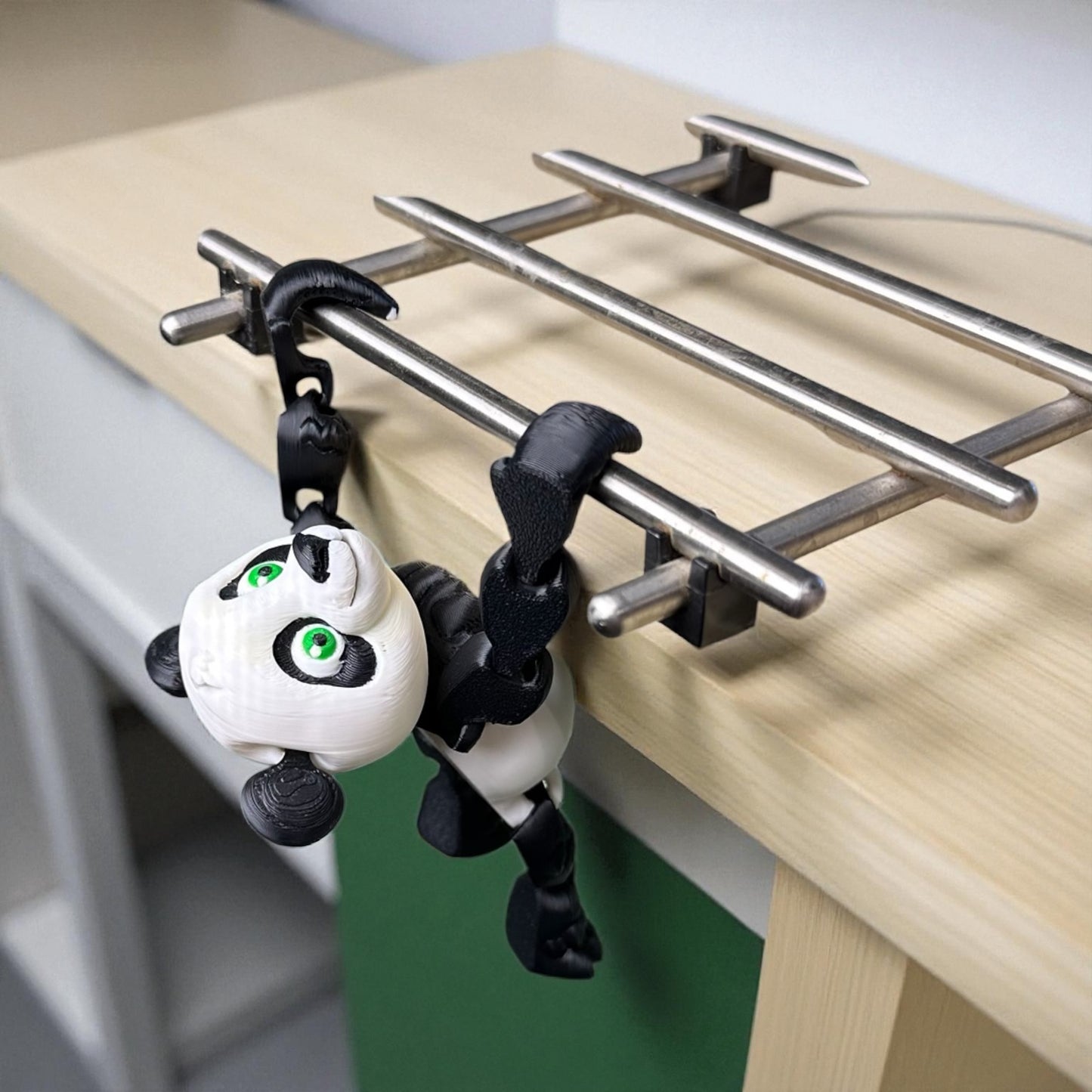 Hareketli Panda Figür – Dekoratif Obje | Masa Üstü Oyuncak | Hediyelik Tasarım Biblo | Kabuk Factory Tasarımı