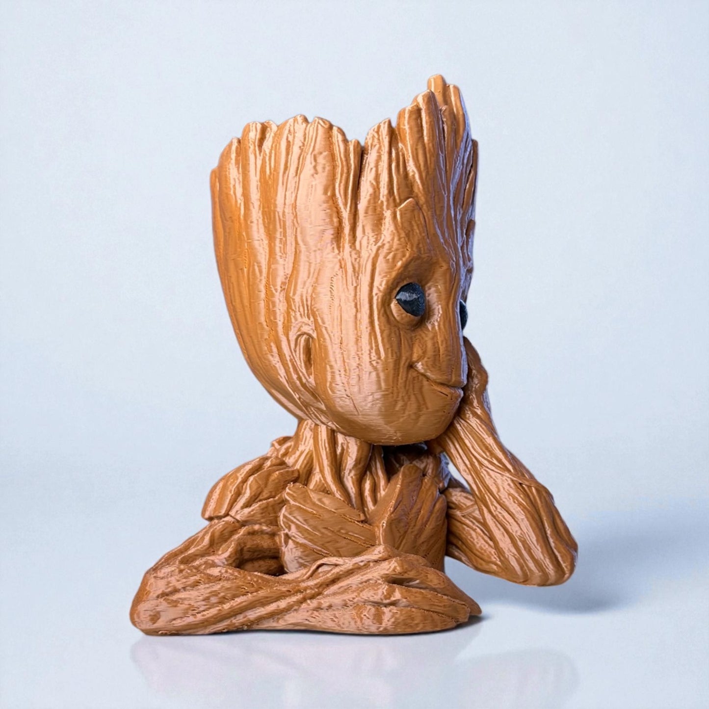 Groot Ağaç Figür Saksı & Dekoratif Obje – Sevimli Tasarım | Kalemlik Olarak Kullanılabilir | Kabuk Factory Üretimi